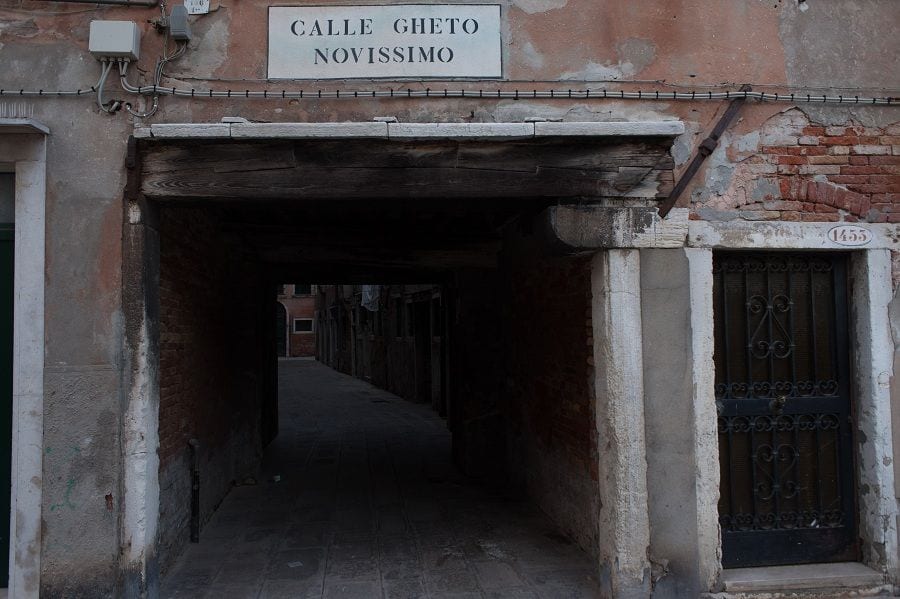 In Viaggio. 500 Anni Del Ghetto Di Venezia, Tra Storia, Memoria E ...